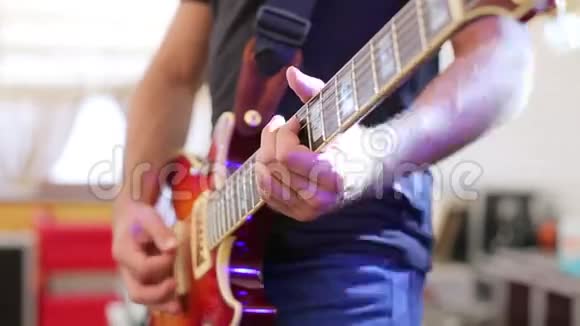 在舞台上弹电吉他视频的预览图