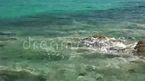 希腊科孚岛有透明水的小卵石海滩视频的预览图