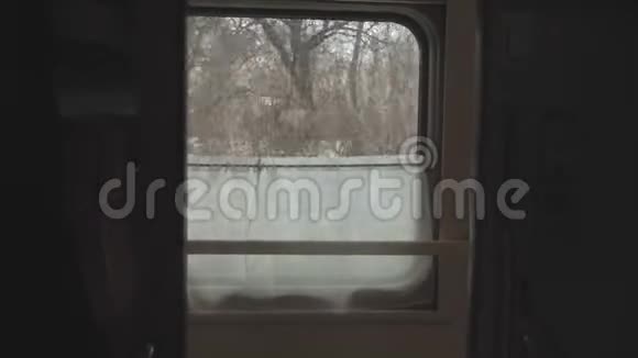 铁路旅游概念教练火车之旅从一个移动的窗口看车厢里美丽的走廊视频的预览图