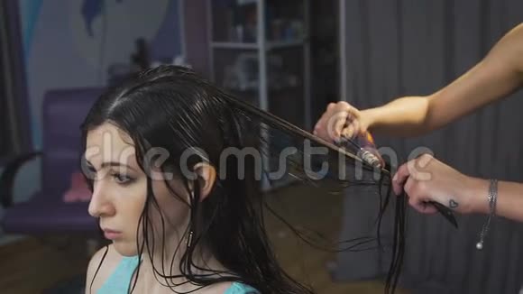 美容工作室为深色头发的长发工艺火发视频的预览图