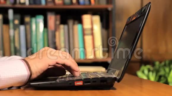 男人用他的笔记本电脑打字视频的预览图