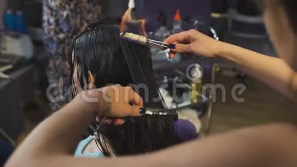 美容工作室为深色头发的长发工艺火发视频的预览图