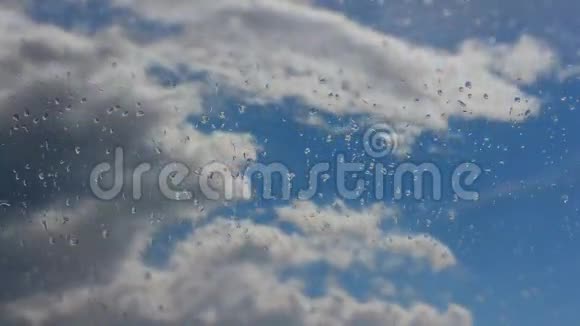 散焦云景雨滴在窗户上视频的预览图