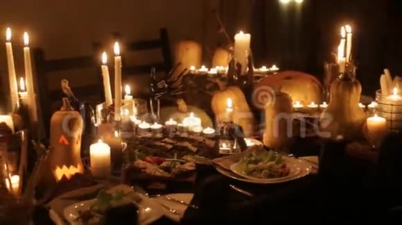 万圣节的节日桌饰视频的预览图