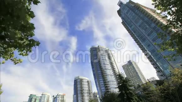 加拿大温哥华市中心的高楼大厦白云移动蓝天时光流逝视频的预览图