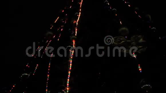 加兰灯在黑暗的圣诞树上视频的预览图