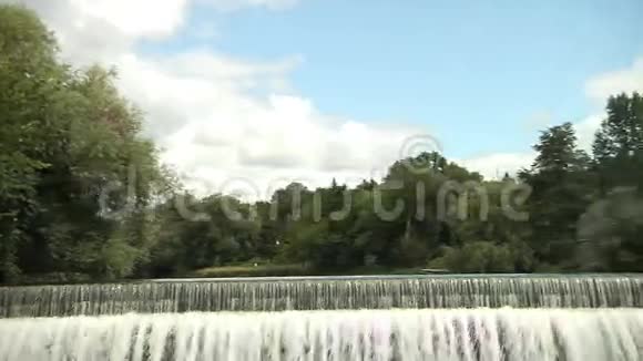 瀑布和教堂北美河景观视频的预览图