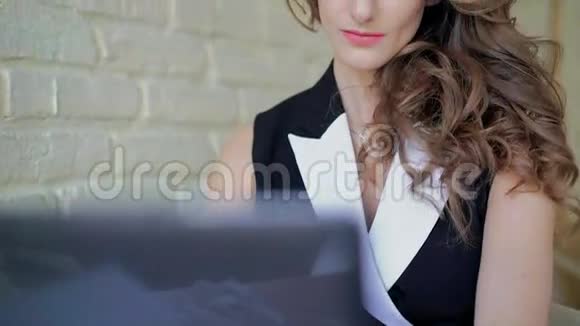 商务女性正在网咖的笔记本电脑上工作视频的预览图