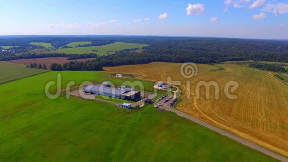 现代农场建筑的空中景观视频的预览图