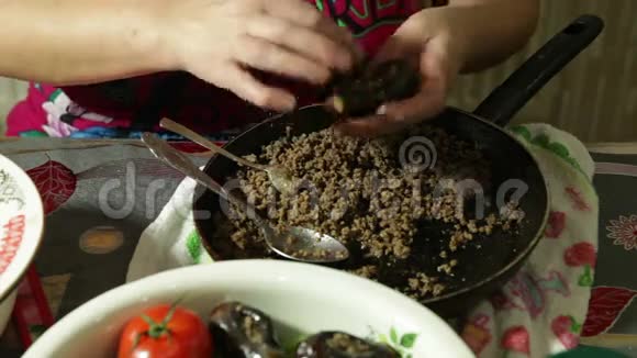 厨房里一个女人在桌子上做肉馅番茄视频的预览图