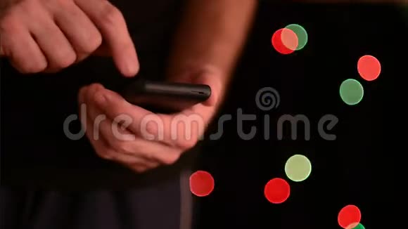 白种人男性双手握着带有触摸屏的智能手机设备视频的预览图