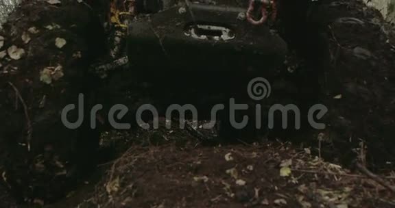 泥泞的4x4越野车卡在泥泞的森林FS7004K中视频的预览图