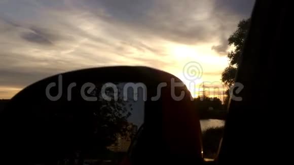 日落和汽车镜森林和湖泊视频的预览图