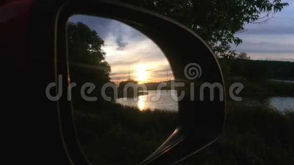 日落和汽车镜森林和湖泊视频的预览图