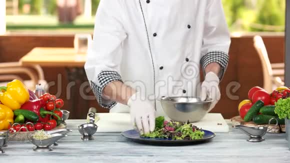 厨师做生菜沙拉视频的预览图