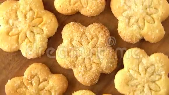 美味可口的新鲜出炉的自制饼干在木板上旋转失踪了视频的预览图