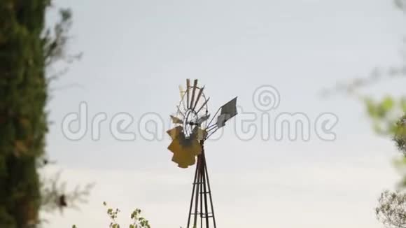 法国废弃的旧风车视频的预览图