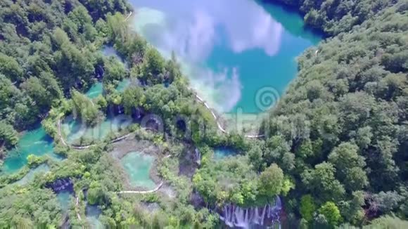 鸟瞰普利特维国家公园的瀑布和湖泊视频的预览图