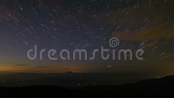 从拉奇山出发拍摄俄勒冈州波特兰胡德山上空的圆形星轨片视频的预览图