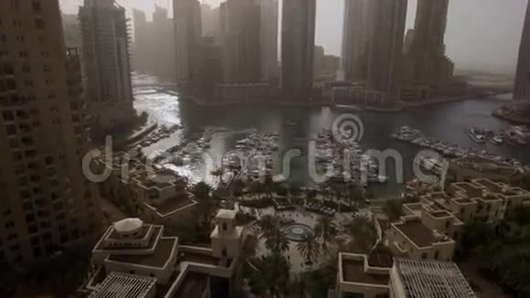 阿联酋迪拜的摩天大楼之间有游艇和堤岸的美丽海景视频的预览图
