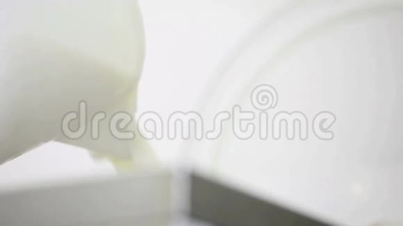 用专业机器准备冰淇淋榛子风味视频的预览图