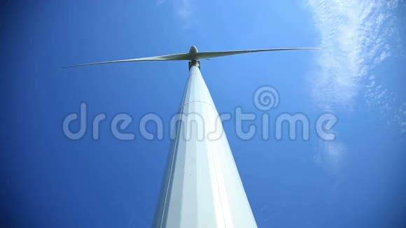 风力涡轮机就在摄像机上方视频的预览图