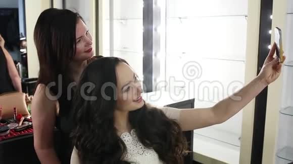 女性发型师正在为一位留着长发的漂亮黑发女郎制作芝加哥的波浪视频的预览图