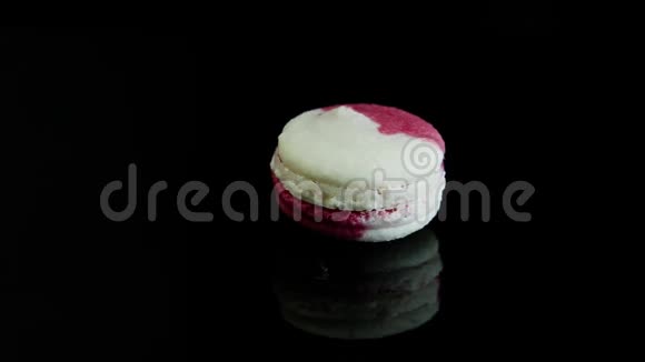 白色和粉红色法国甜点麦卡罗纳全景视频的预览图