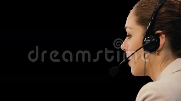 客户服务操作员女士带耳机视频的预览图
