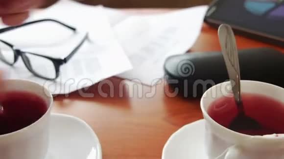 女人倒茶做商务午餐视频的预览图