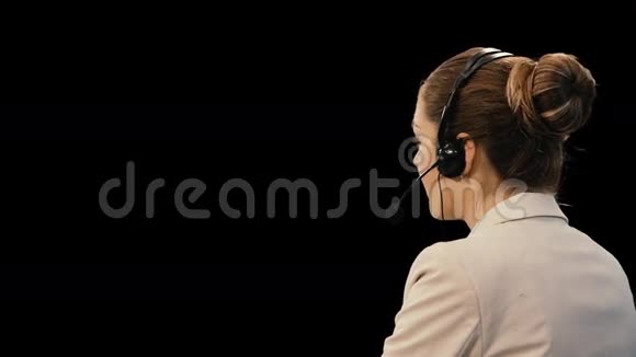 客户服务操作员女士带耳机视频的预览图