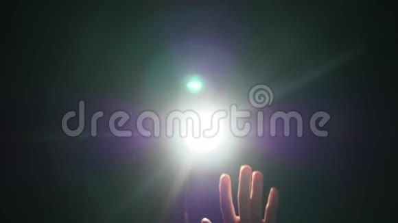 黑色背景下人类男性手的黑色轮廓手指在聚光灯或背光灯光下抬起手势视频的预览图