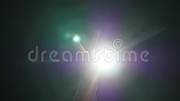 黑色背景下人类男性手的黑色轮廓手指在聚光灯或背光灯光下抬起手势视频的预览图
