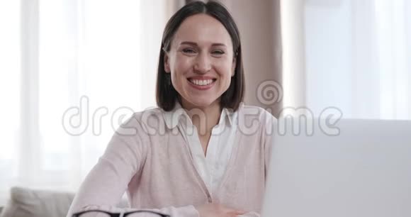 有笔记本电脑的快乐女人视频的预览图