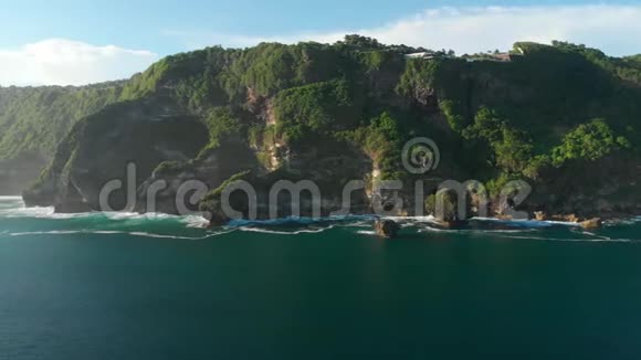 巴厘岛有岩石和海洋的神奇悬崖空中景观视频的预览图