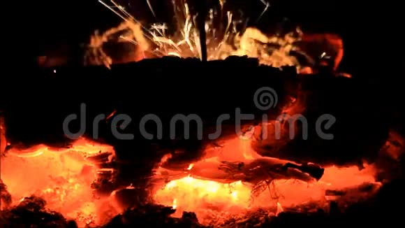 家里的壁炉里有火花视频的预览图