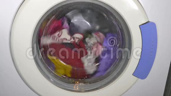 洗衣机车削前景衣服视频的预览图