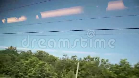 从火车车窗上可以看到天空视频的预览图