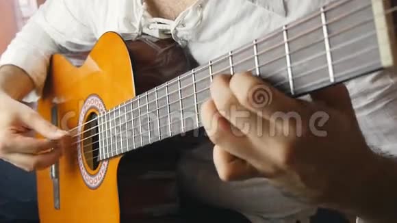 音乐家用慢动作演奏古典吉他视频的预览图