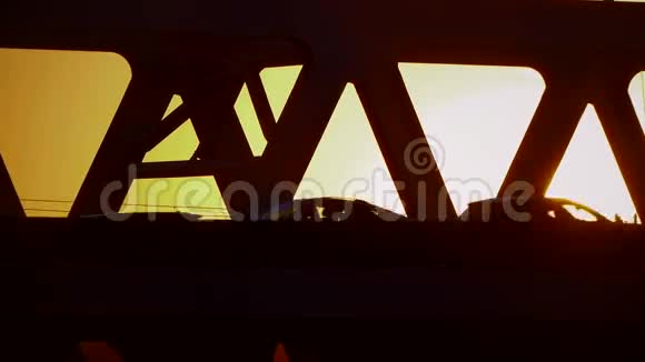 日落的汽车在桥上来往视频的预览图