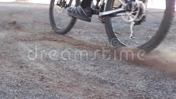活跃的人骑着脏自行车视频的预览图