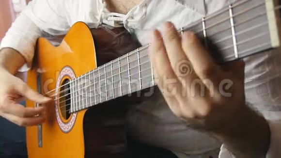 音乐家用慢动作演奏古典吉他视频的预览图