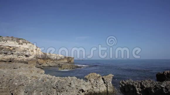 海浪拍打海岸石头的海洋景观视频的预览图