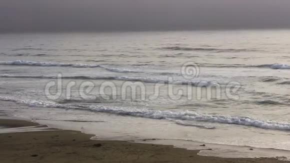 北加利福尼亚海滩上空的海浪视频的预览图