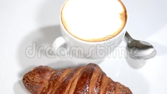 糕点酒吧白色盘子里的牛角面包和卡布奇诺视频的预览图