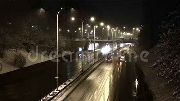 冬季暴风雪期间公路交通视频的预览图
