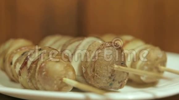 土豆串在烤箱里烤放在白板上视频的预览图