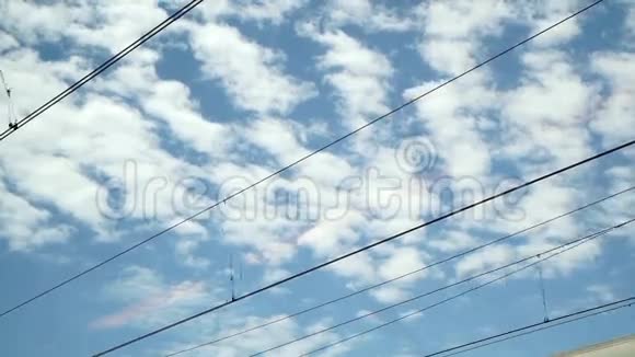 从火车车窗上可以看到天空视频的预览图