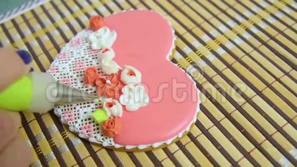 女人糖果装饰和装饰釉与姜饼饼干的形状的心脏视频的预览图