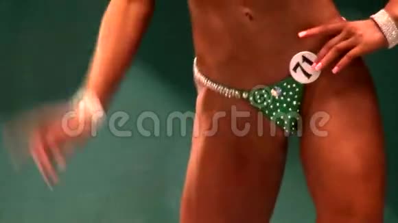穿着泳装比基尼参加体育比赛的美女视频的预览图